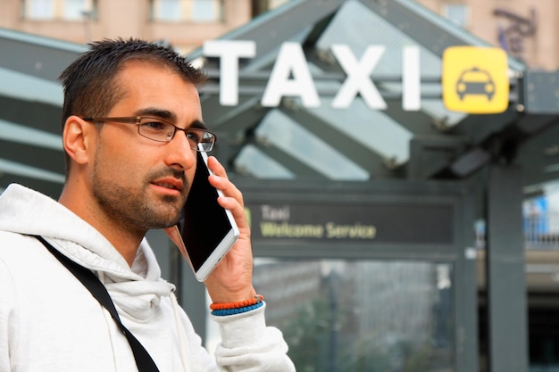 Man bestelt een taxi vanaf zijn mobiele telefoon