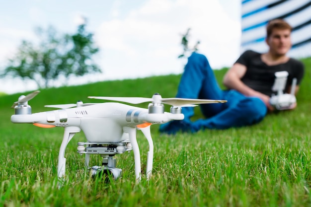 Man bestuurt drone op straat