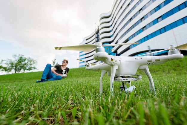 Man bestuurt drone op straat