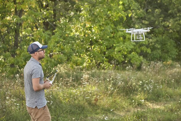 Man bestuurt quadrocopters Afstandsbediening voor drone in handen van mannen Onbemand luchtvaartuig