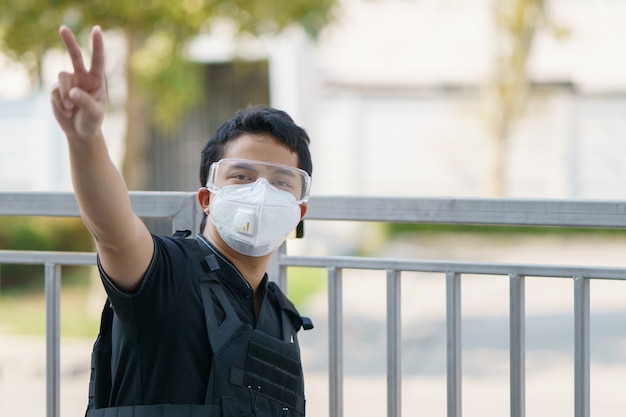 Man bewaker dragen gezichtsmasker