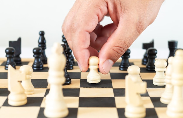 Man beweegt schaakfiguur in spel op schaakbord