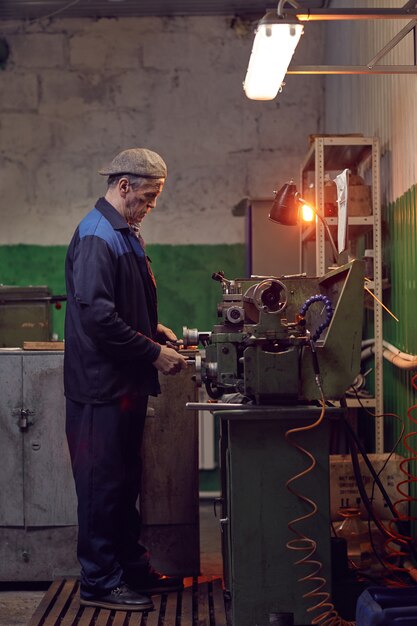 Man bezig in de fabriek