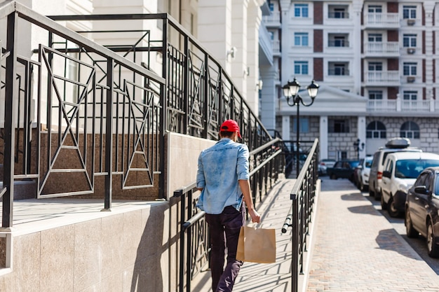 Man bezorgt online boodschappen