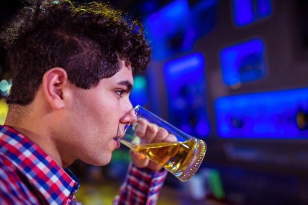 Man bier drinken in nachtclub