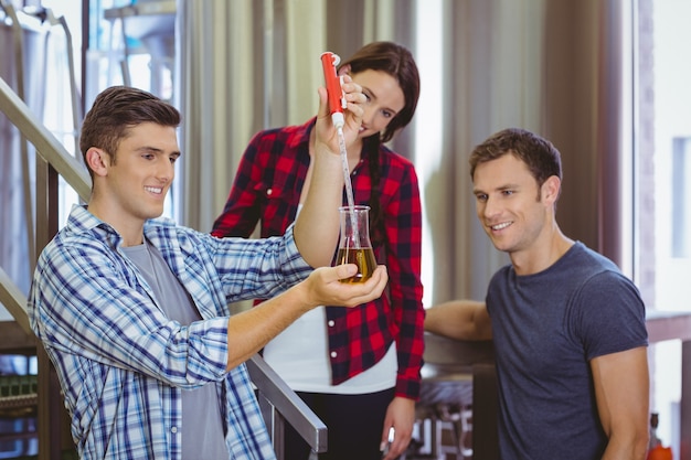 Man bier gieten in de beker met een pipet