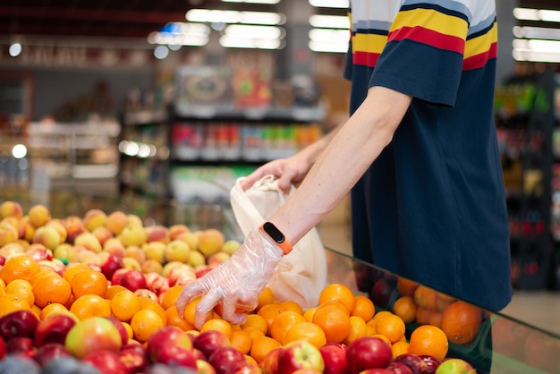 Man bij de supermarkt met eco-tas met producten