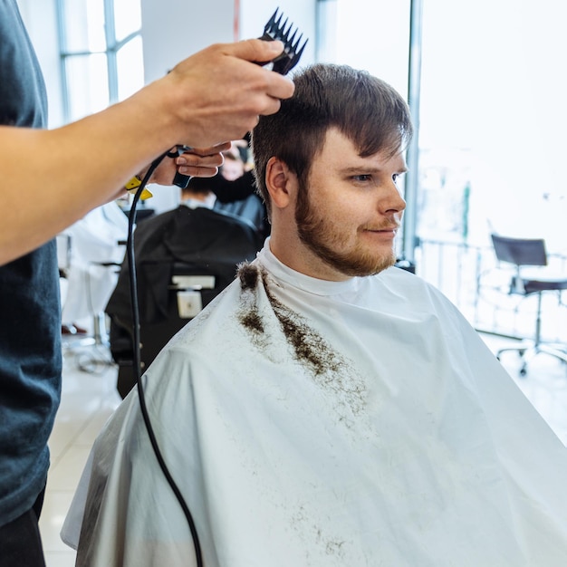 Man bij professionele kapperszaak