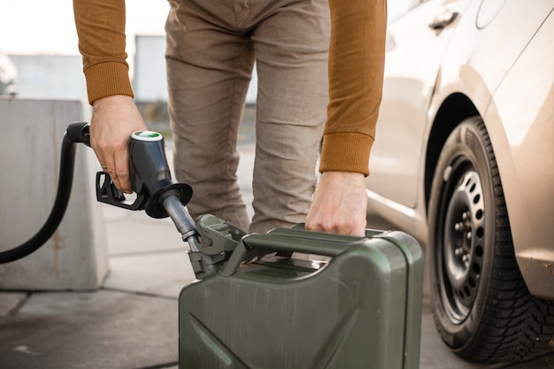 Man bijvullen bus met brandstof op het benzinestation. Close-up bekijken. Benzine, diesel wordt duurder.