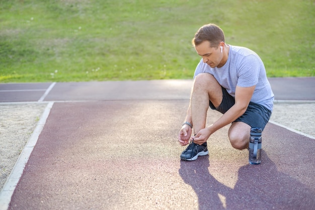 Man bindt schoenveters op sneakers voor de training