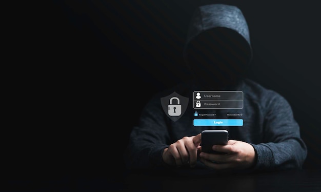 Uomo in felpa con cappuccio nera che utilizza lo smartphone e cerca di sbloccare la password per l'hacker nel sistema di sicurezza del computer e nel concetto di malware della tecnologia finanziaria