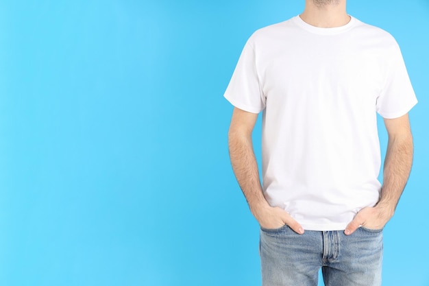 Человек в пустой белой футболке на синем фоне