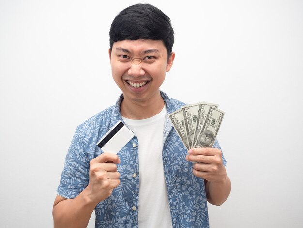 Man blauw shirt met creditcard en geld dollar blije emotie tevreden gezicht