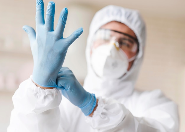 Foto man blauwe handschoenen te zetten