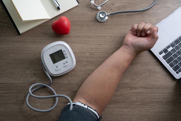 Foto man bloeddruk controleren gezondheid bloeddruk en hartslag controleren thuis