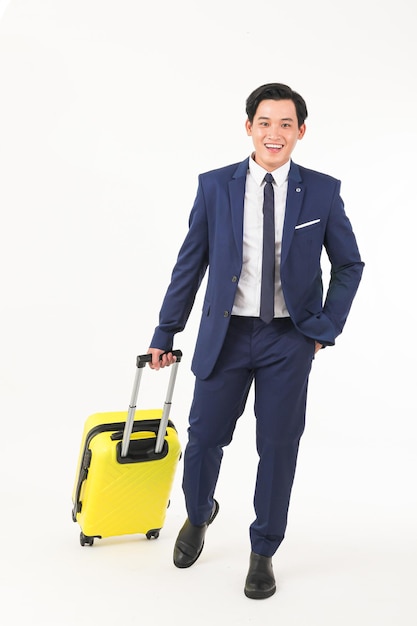 黄色いスーツケースを持った青いスーツを着た男性