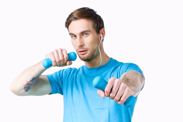 Photo man in blue tshirt from dumbbells in hands fitness