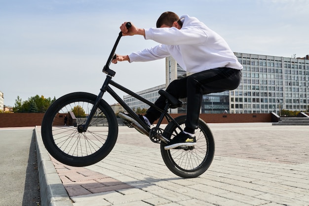 Man BMX fiets rijden