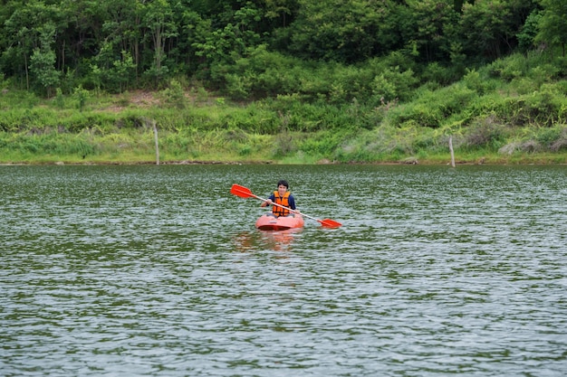 Photo man in boat on river