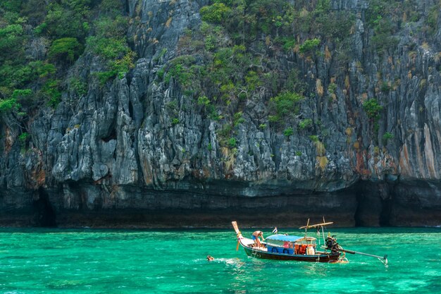 Photo man on boat sailing in sea