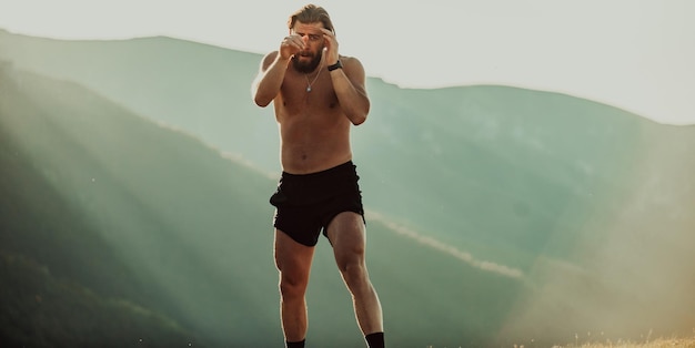일몰 야외 포트 승리 건강한 라이프 스타일 개념 남자 shado에서 운동하는 그림자와 함께 남자 권투