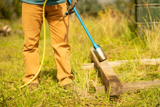 Man brandend hout