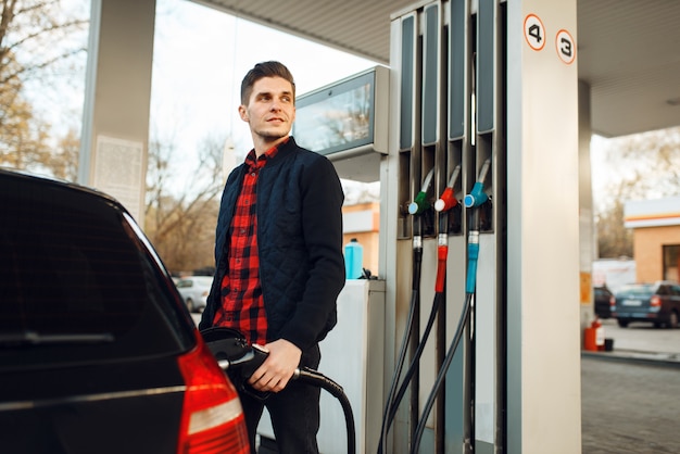 Man brandt voertuig op benzinestation