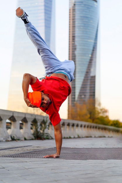 man breakdance dansen in de stad