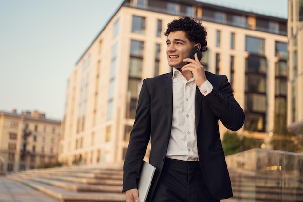 Man breekt bankier gaat naar kantoor en praat aan de telefoon