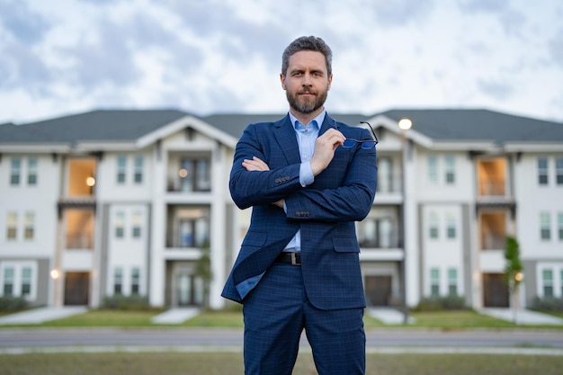 写真 man broker in the suit man broker outdoor photo of man broker man broker at the house