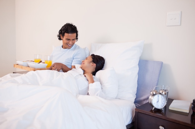 L'uomo ha portato la colazione a letto per la sua ragazza