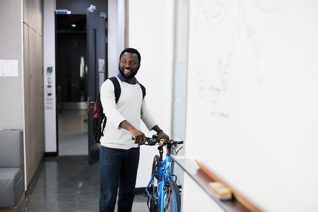 オフィスに自転車を持ってきた男