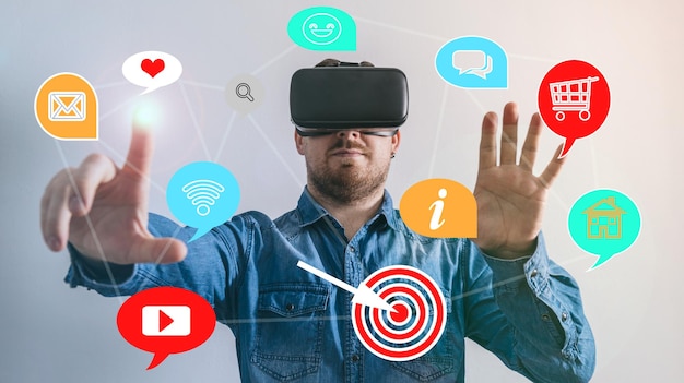 Man browsen sociale media in virtual reality