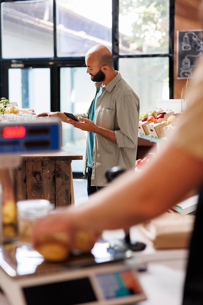 Foto uomo che sfoglia una sezione alimentare in un negozio