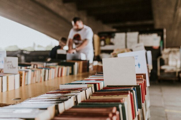 Человек просматривает подержанные книги в уличном книжном магазине