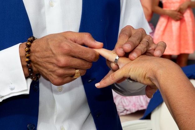 Man bruidegom zetten vrouw bruid vinger verlovingsring trouwring