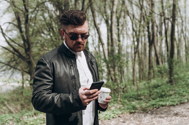 Foto un uomo in uno stile brutale