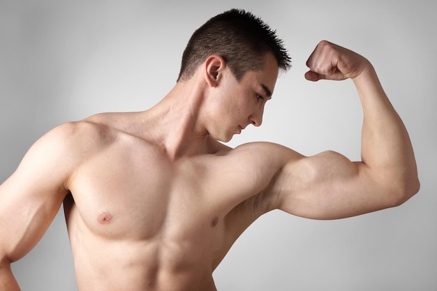 Man buigt de biceps spieren