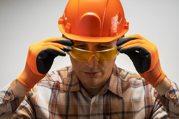安全メガネをかけた男性ビルダー 安全装置の個人用保護具の概念