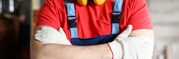 Foto uomo in uniforme da costruzione