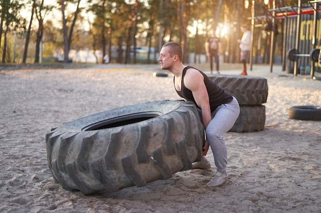 Man buiten training in de natuur