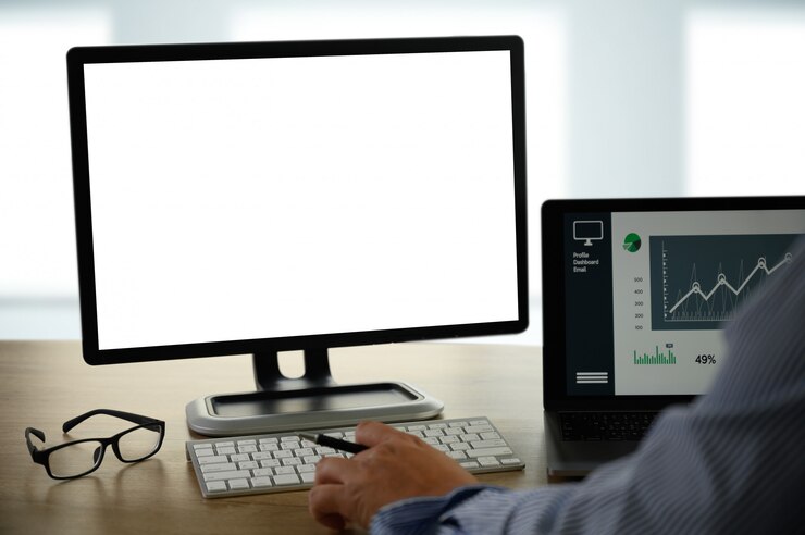 Photo man of business man hand working on laptop computer on wooden desk laptop with blank screen on table