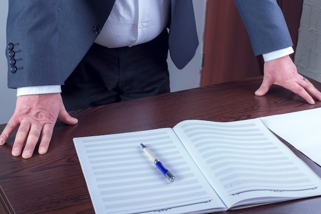 Photo man in business at the office with papers