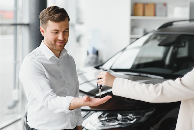 ショールームで車を買う男