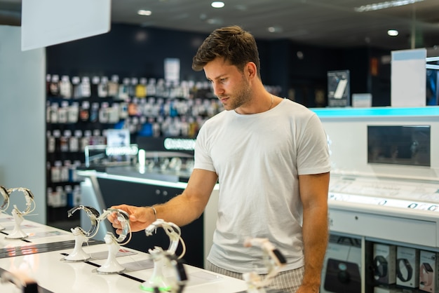 Foto uomo che acquista smartwatch in negozio