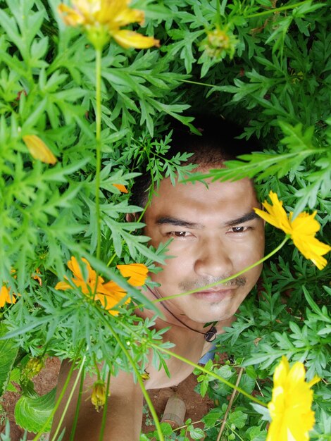 Photo man by yellow flowering plants