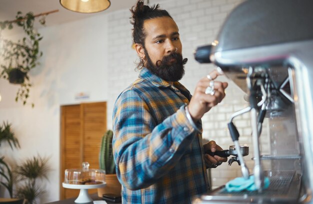 カフェ バリスタ作業マシンの男とフォーカスと中小企業のワークフローでドリンクを作成し、エスプレッソ ラテやカプチーノ生産コーヒー ショップとプロの忙しいサーバーを処理します。