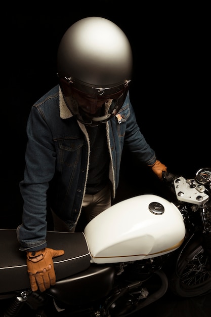 Foto motocicletta da uomo su cafe racer style