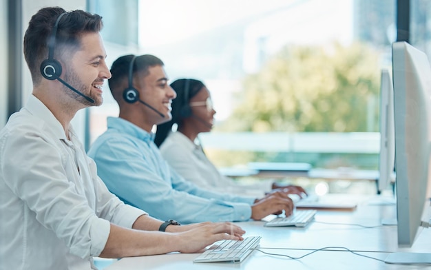 Man callcenter en klantenserviceteam op computer online ondersteuning of werknemers op kantoor met headset Crm-consultants en telemarketingagenten raadplegen op werkplek of bedrijfswerkruimte