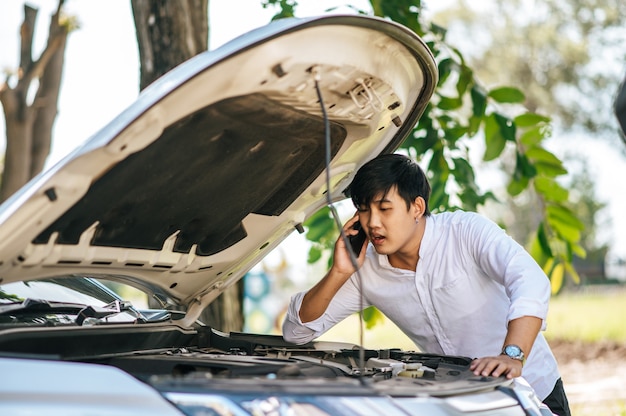 車が故障したので、男が整備士に車の修理を依頼した。